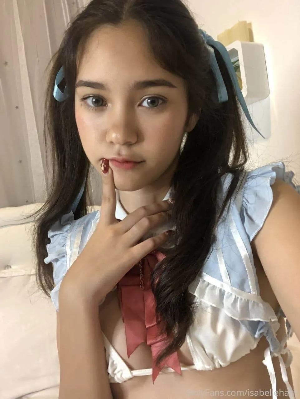 Alguien sabe como se llama ella?
