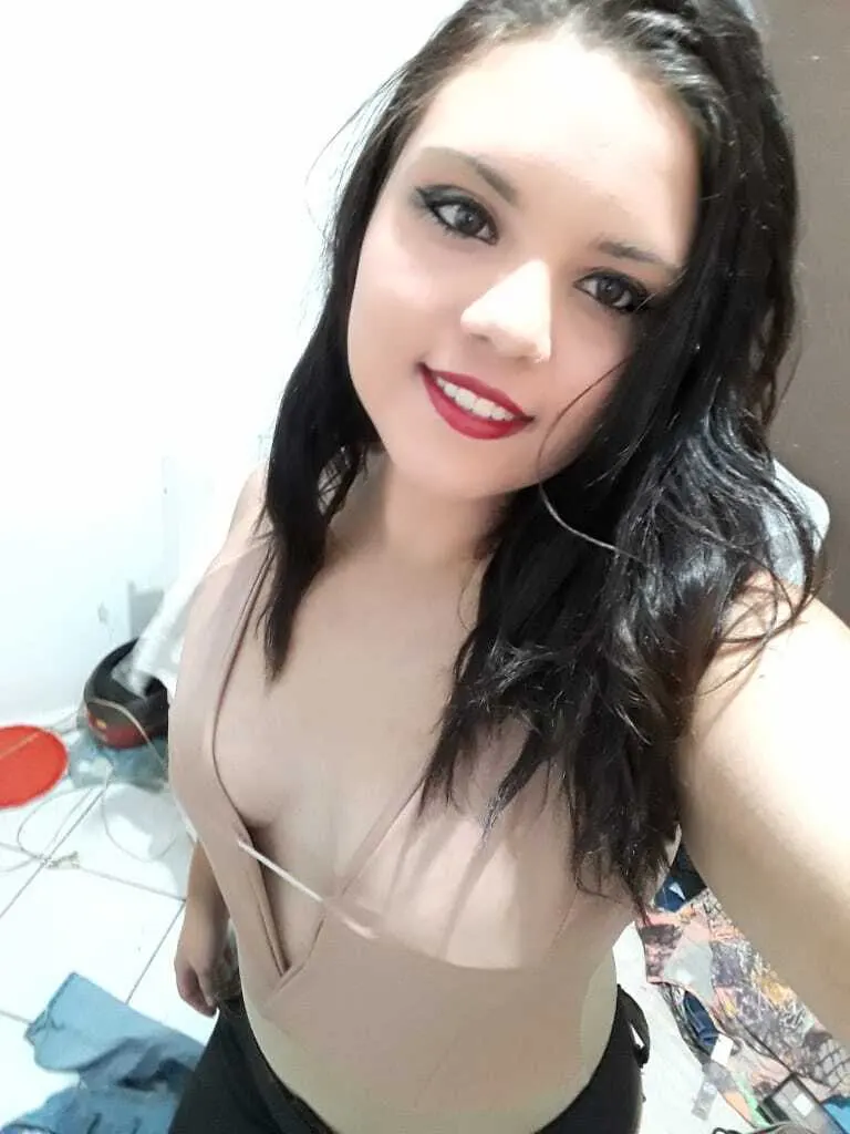 Thamires gordita de labios gruesos.