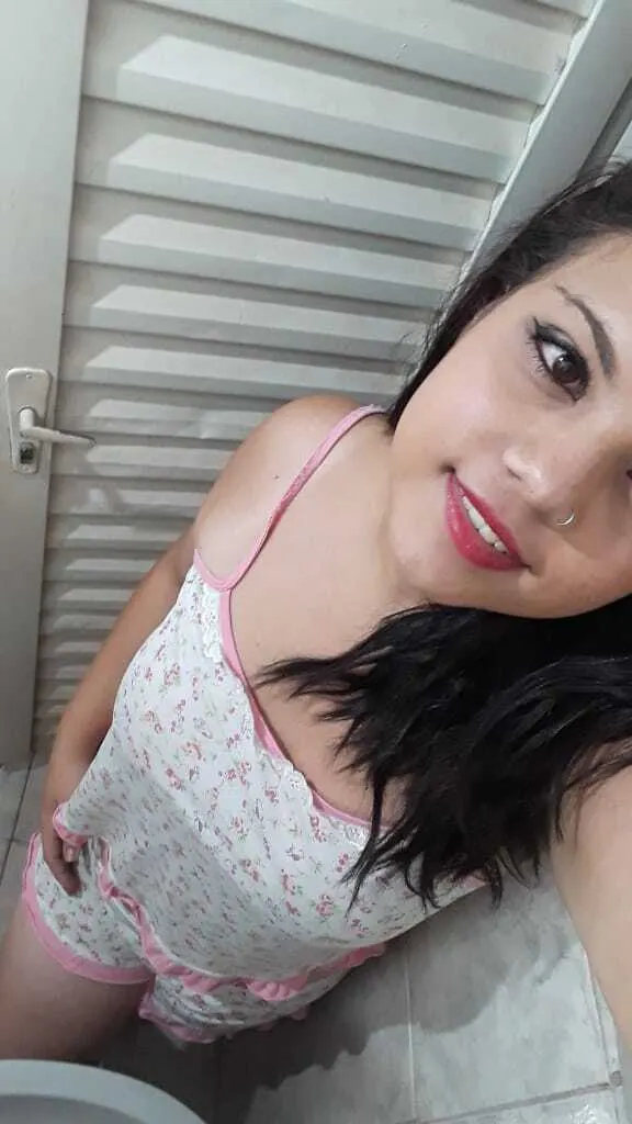 Thamires gordita de labios gruesos.