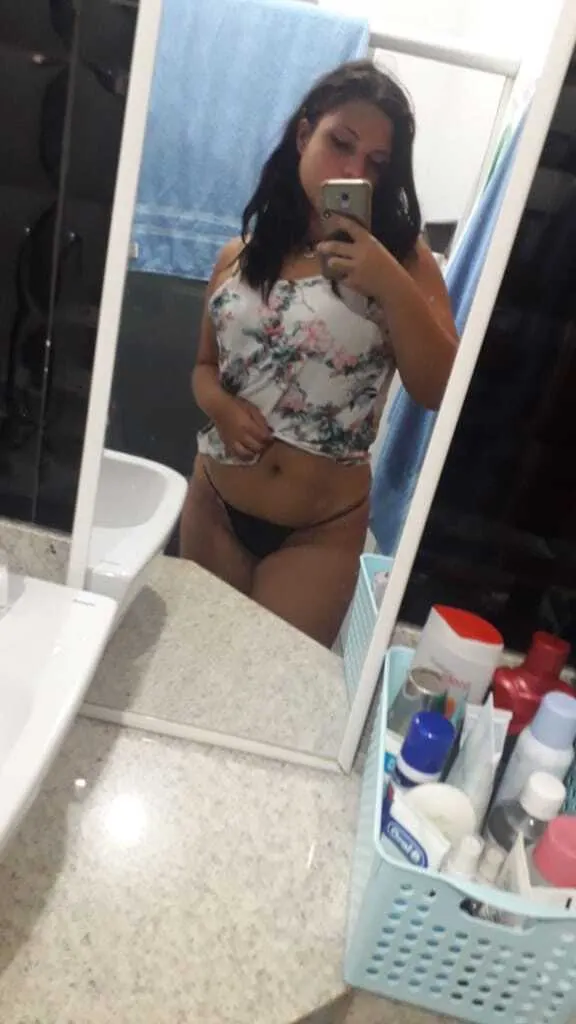 Thamires gordita de labios gruesos.