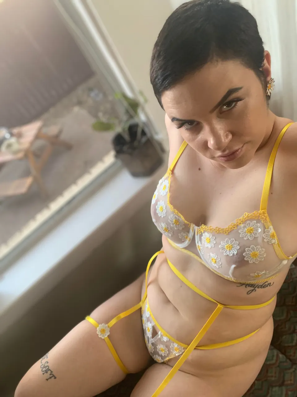 Varias hermosas de pelo corto