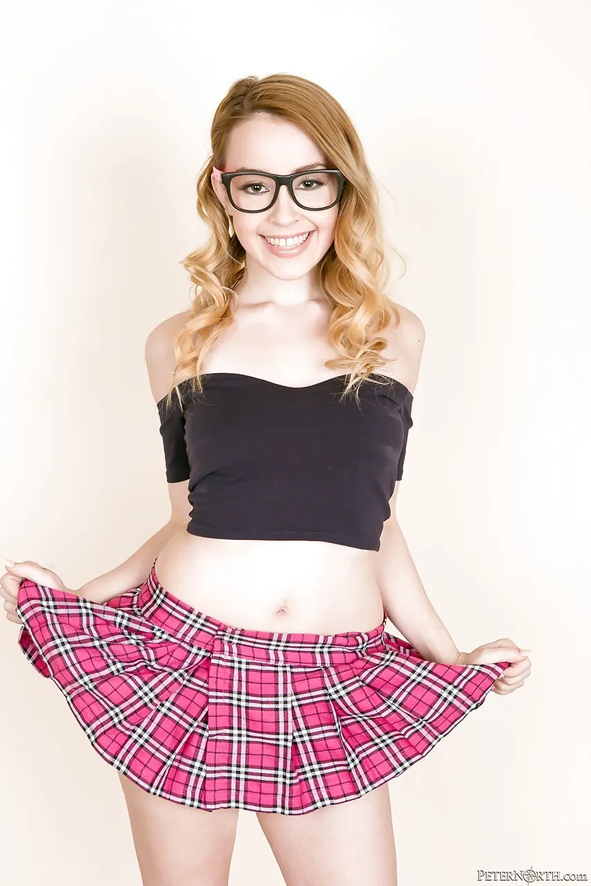 Alexia Gold busca profesor para que le enseñen.