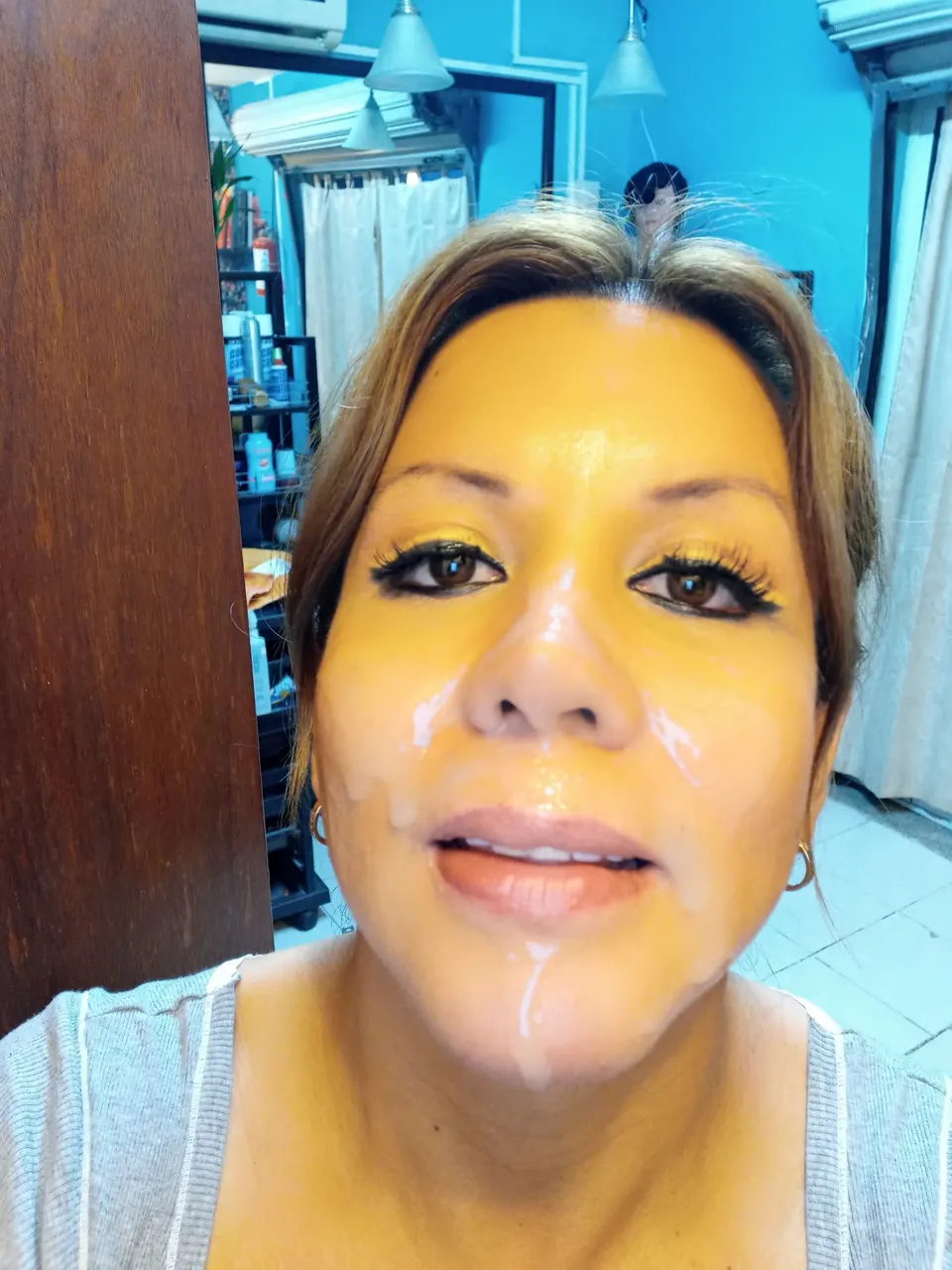 Le encanta estar llena de leche en la cara