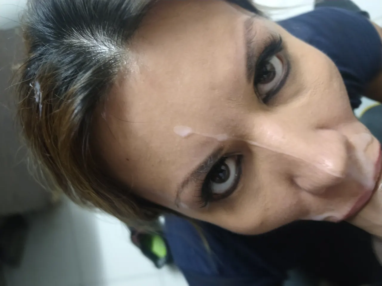 Le encanta estar llena de leche en la cara