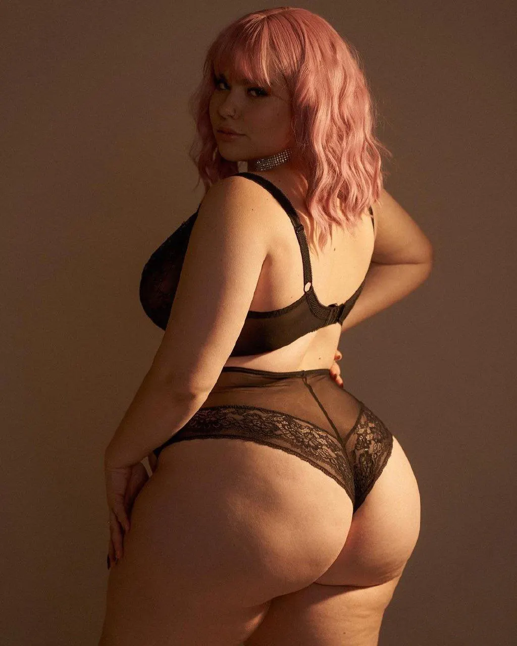 Hermosas hembras súper tetonas y culonas