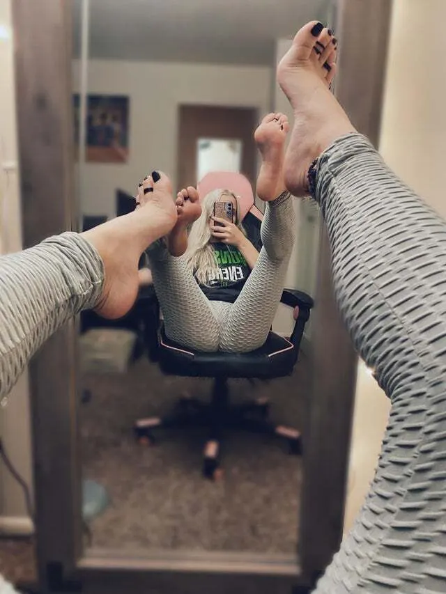 Ven a pajearte con estos hermosos pies 🤤