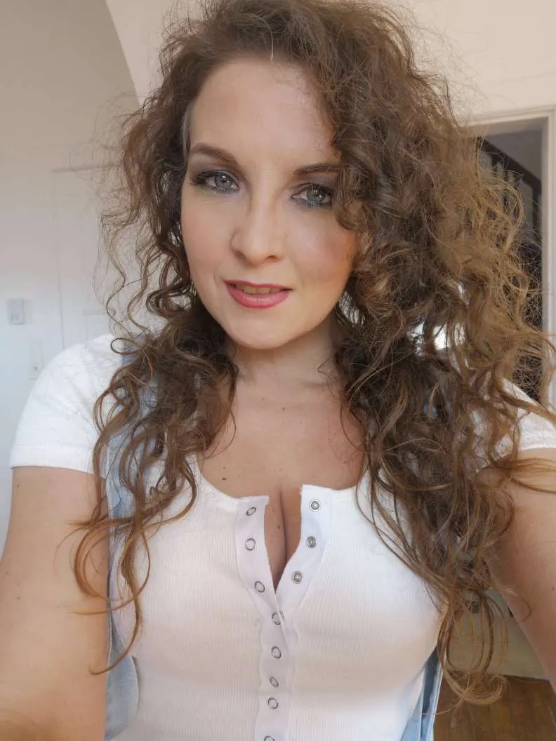 Madura hermosa y tetona.