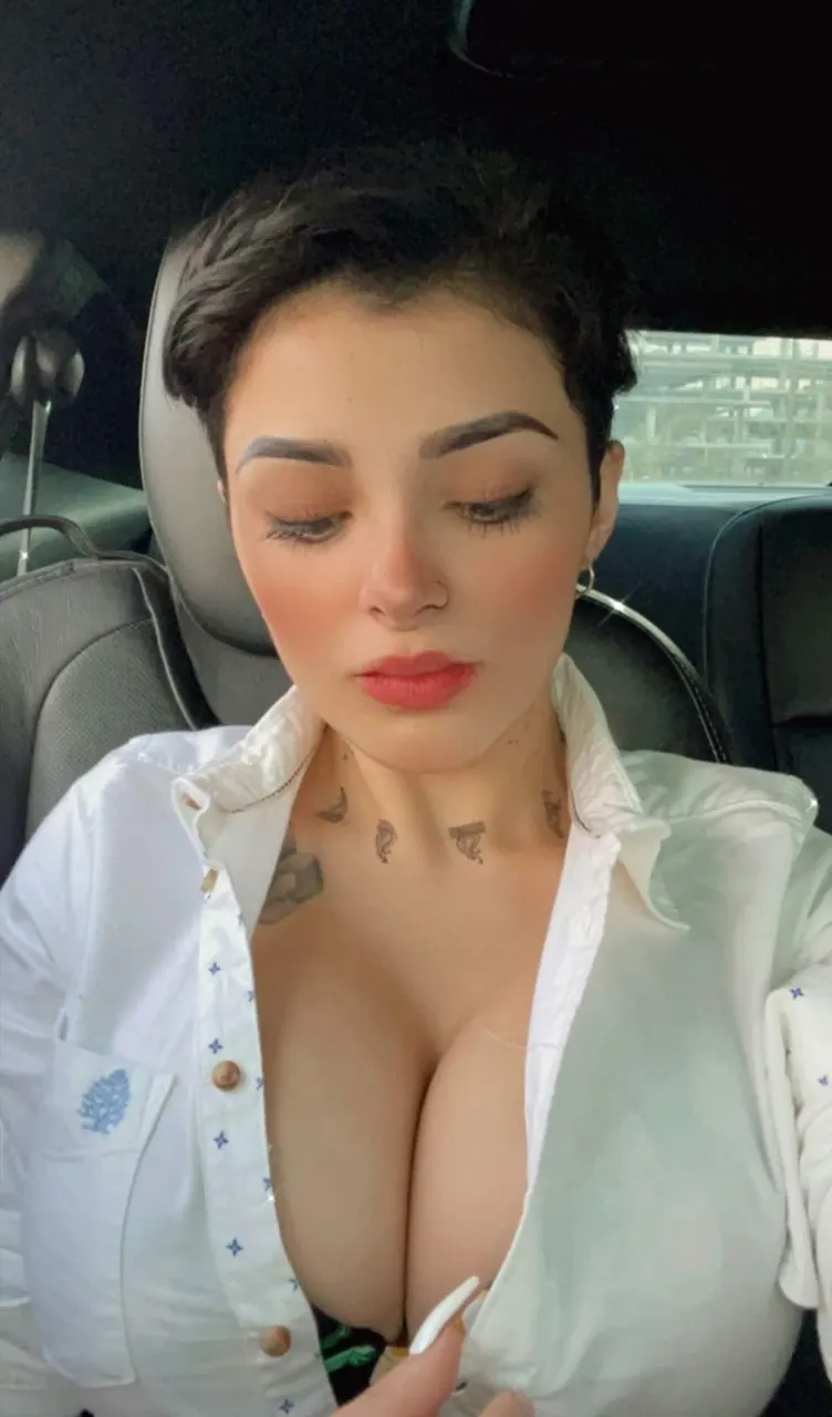 Karely ruiz y sus Enormes Tetas