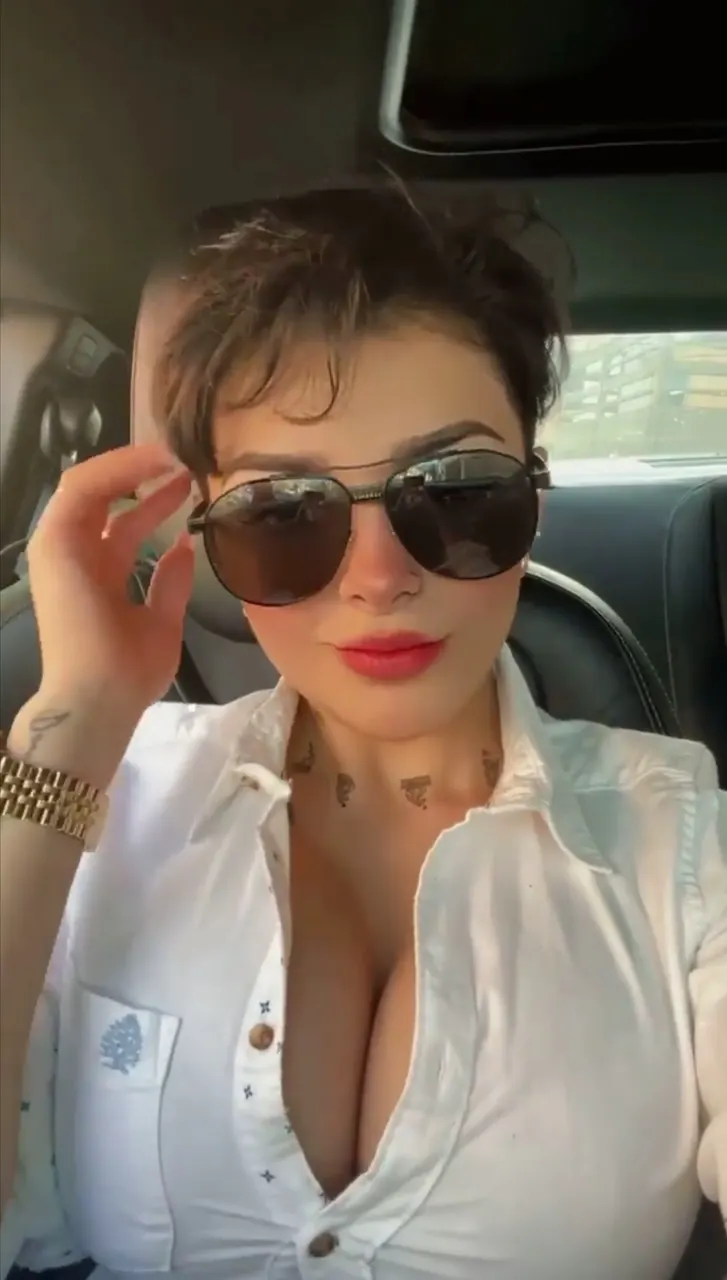 Karely ruiz y sus Enormes Tetas