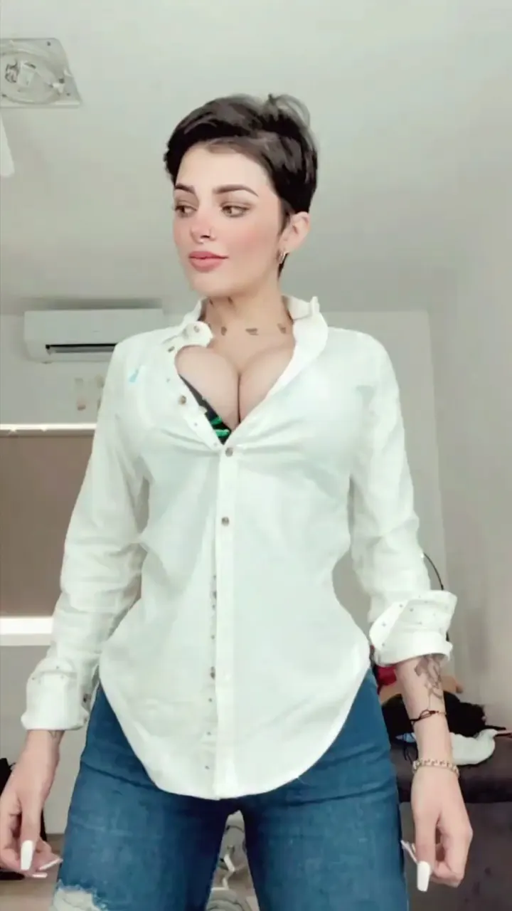 Karely ruiz y sus Enormes Tetas