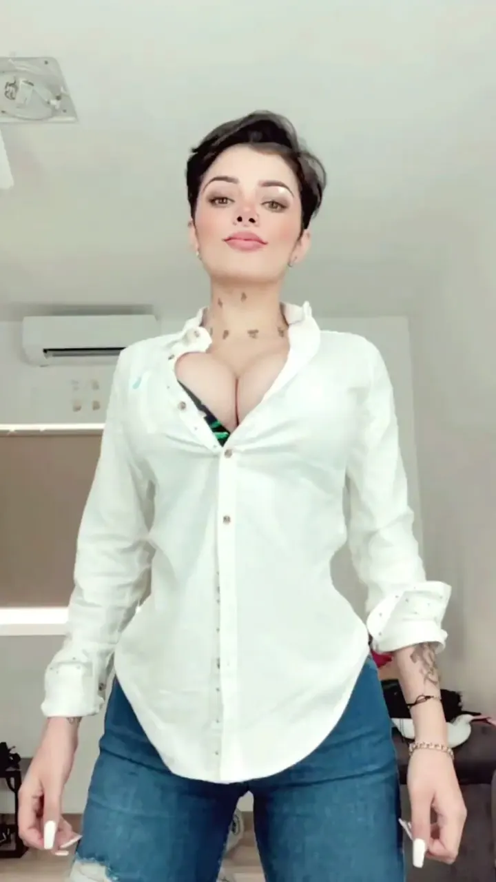 Karely ruiz y sus Enormes Tetas
