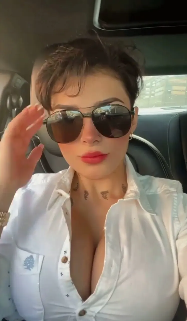 Karely ruiz y sus Enormes Tetas