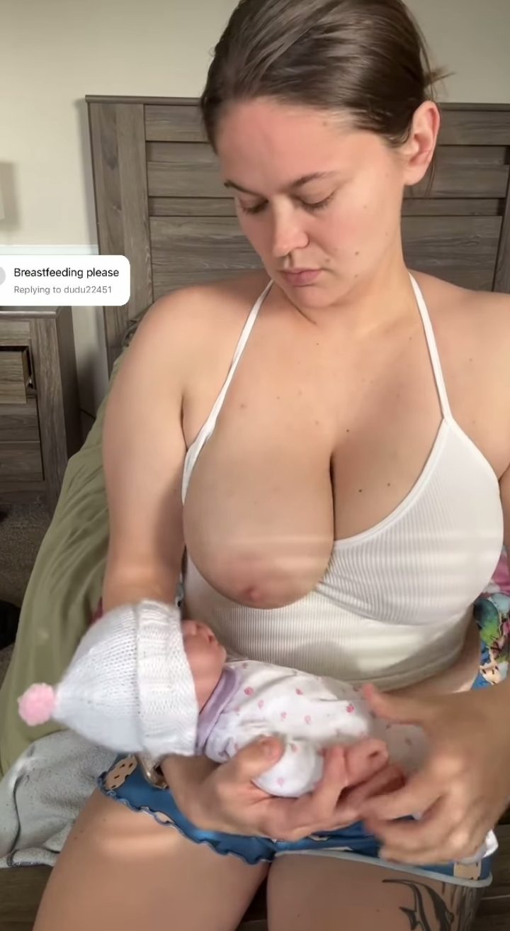 Amamantando muñecos.