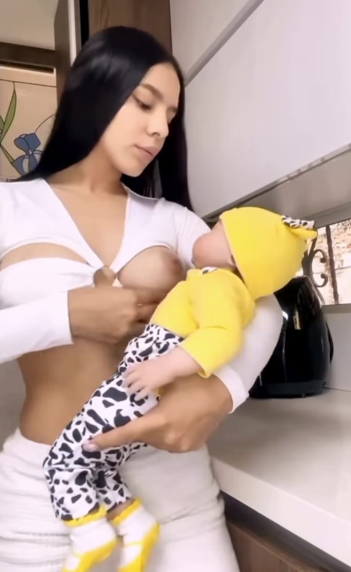 Amamantando muñecos.