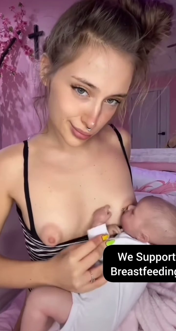 Amamantando muñecos.