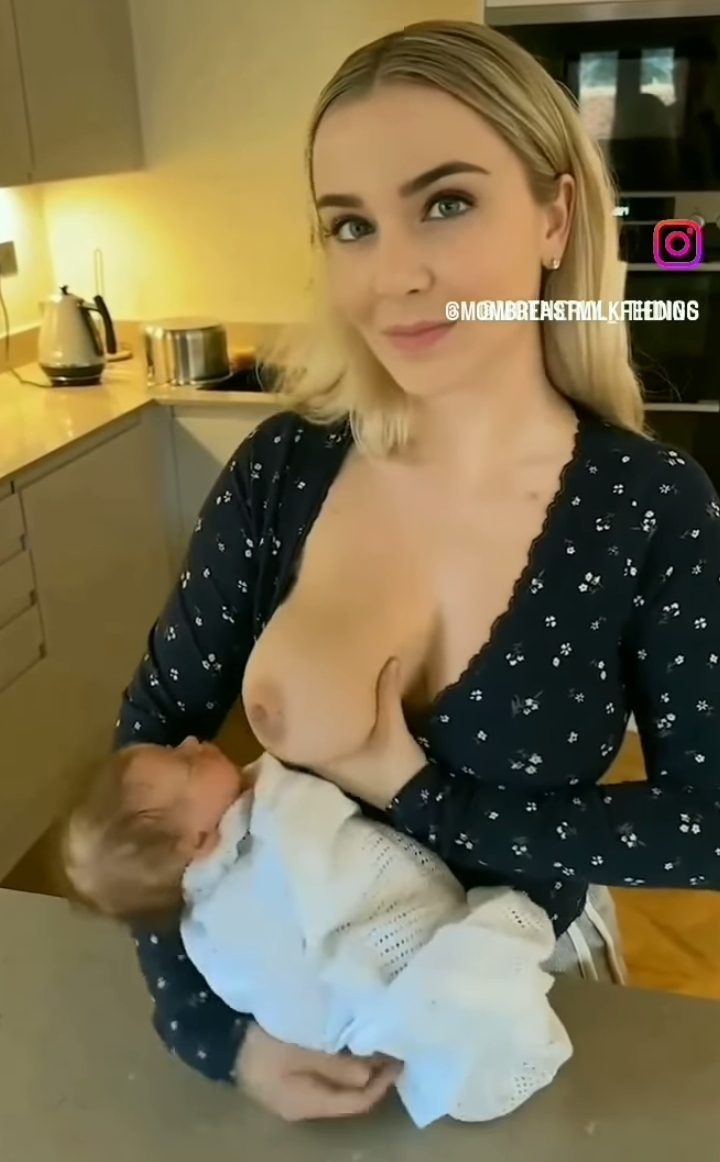 Amamantando muñecos.