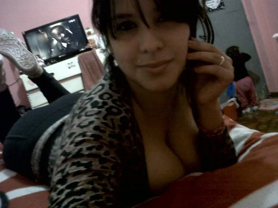 Linda tetona con pircs en el labios