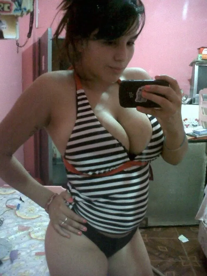Linda tetona con pircs en el labios