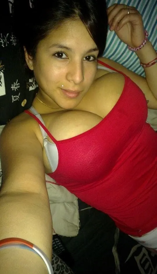 Linda tetona con pircs en el labios