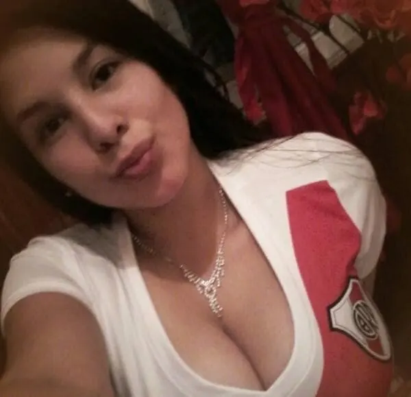 Linda tetona con pircs en el labios