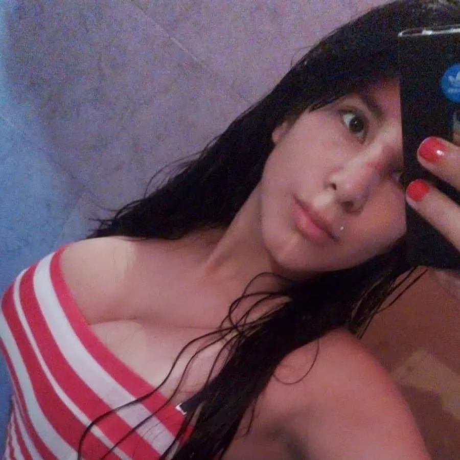 Linda tetona con pircs en el labios