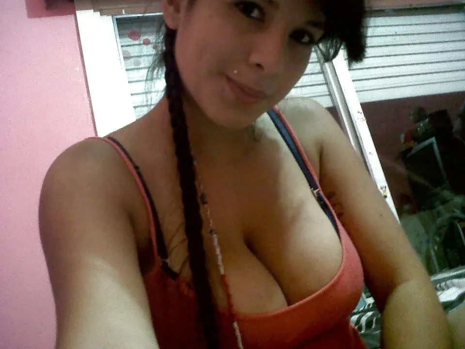 Linda tetona con pircs en el labios