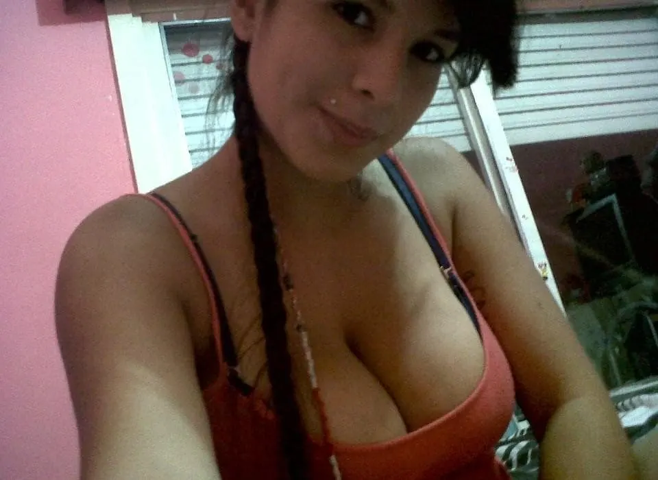 Linda tetona con pircs en el labios