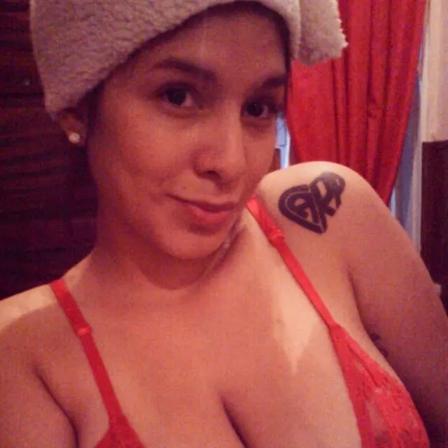 Linda tetona con pircs en el labios