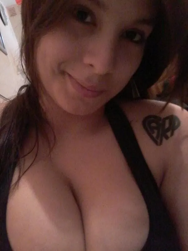 Linda tetona con pircs en el labios