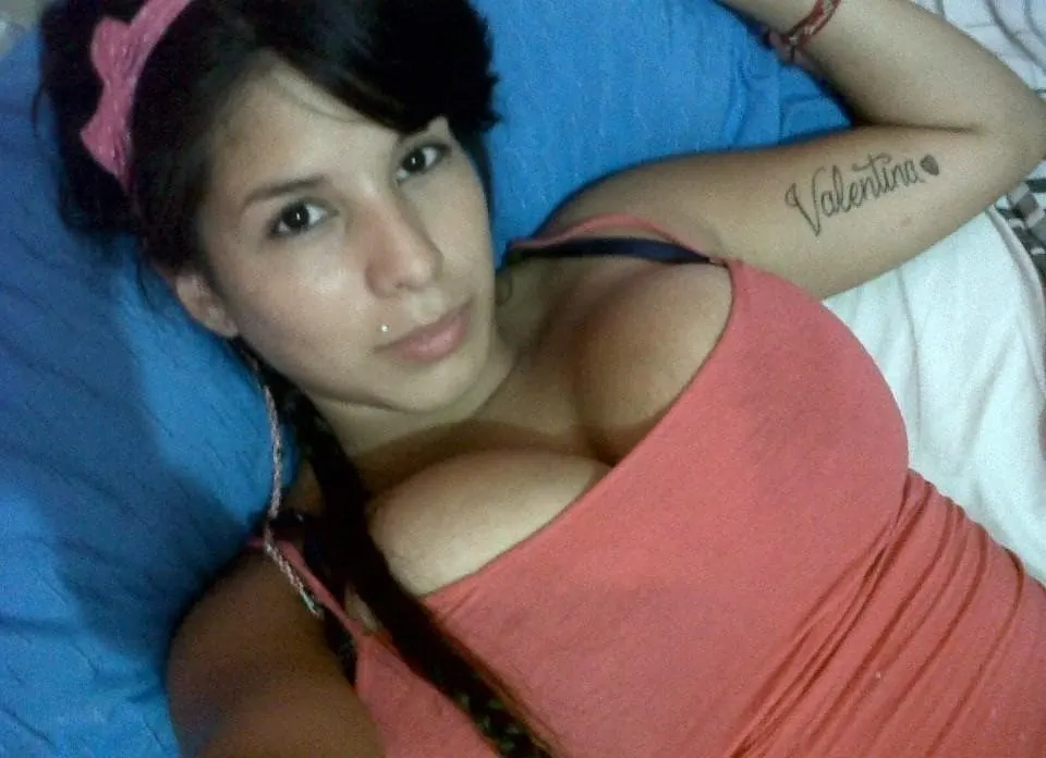 Linda tetona con pircs en el labios