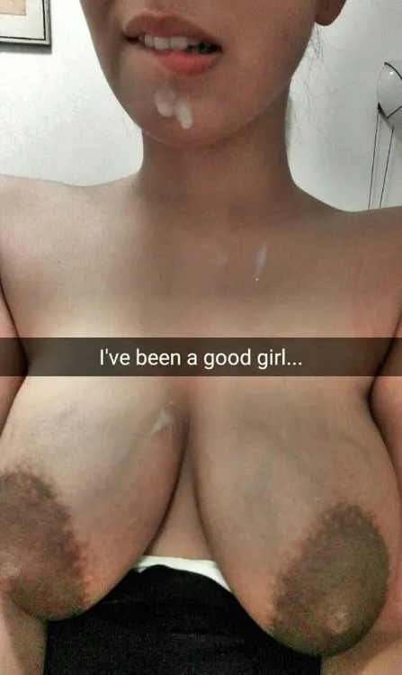 asiática lactando de tetas escurridas y coño peludo la per