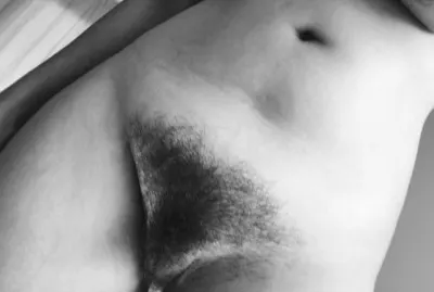 asiática lactando de tetas escurridas y coño peludo la per