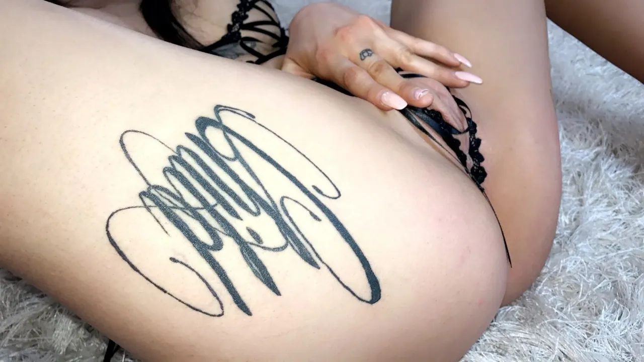 culona y tetona tatuada