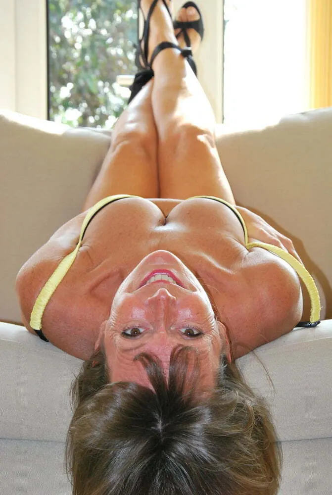 Las tetas operadas de la Señora