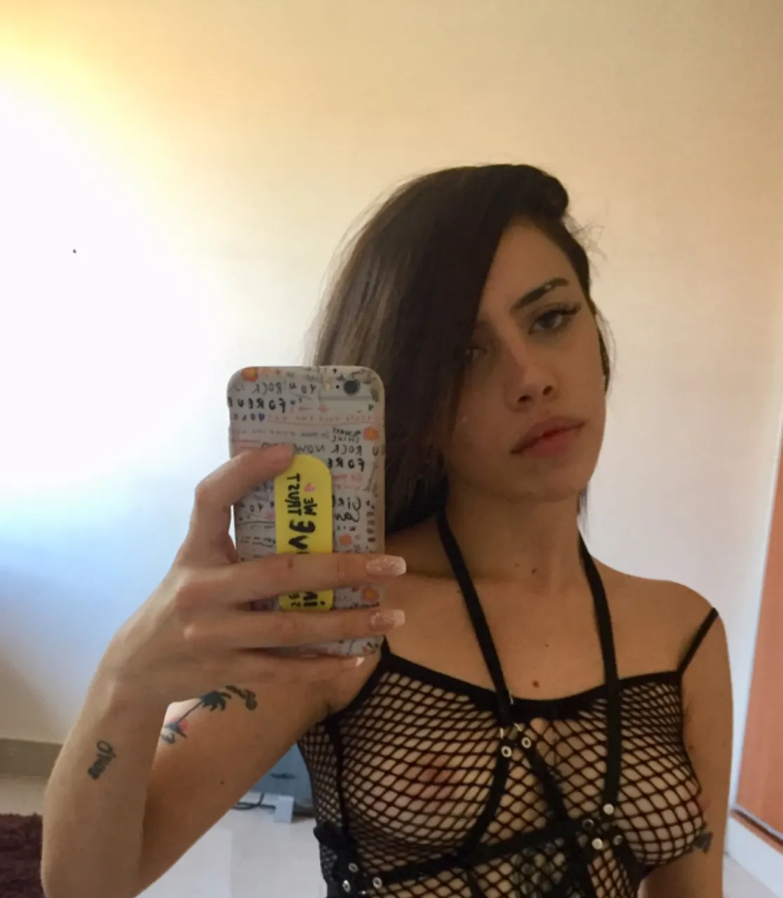 Mica, con labios de tiragoma mal