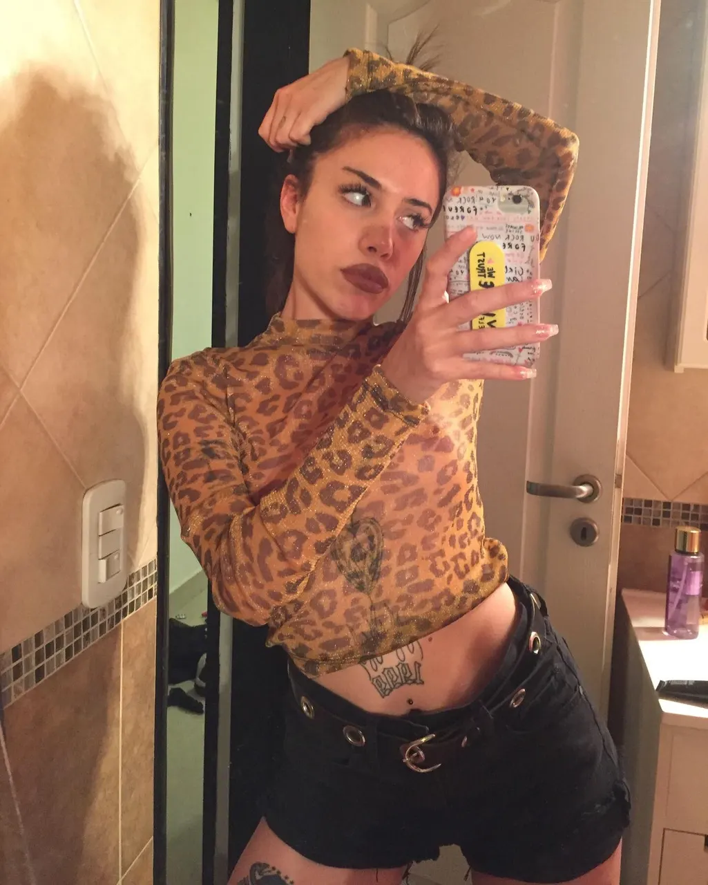 Mica, con labios de tiragoma mal