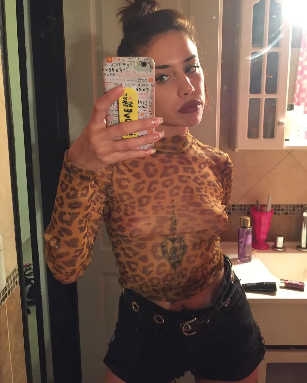 Mica, con labios de tiragoma mal