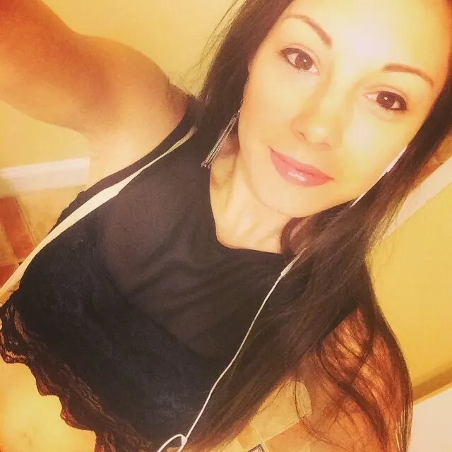 Pendeja le gusta mostrar el culo y las tetas