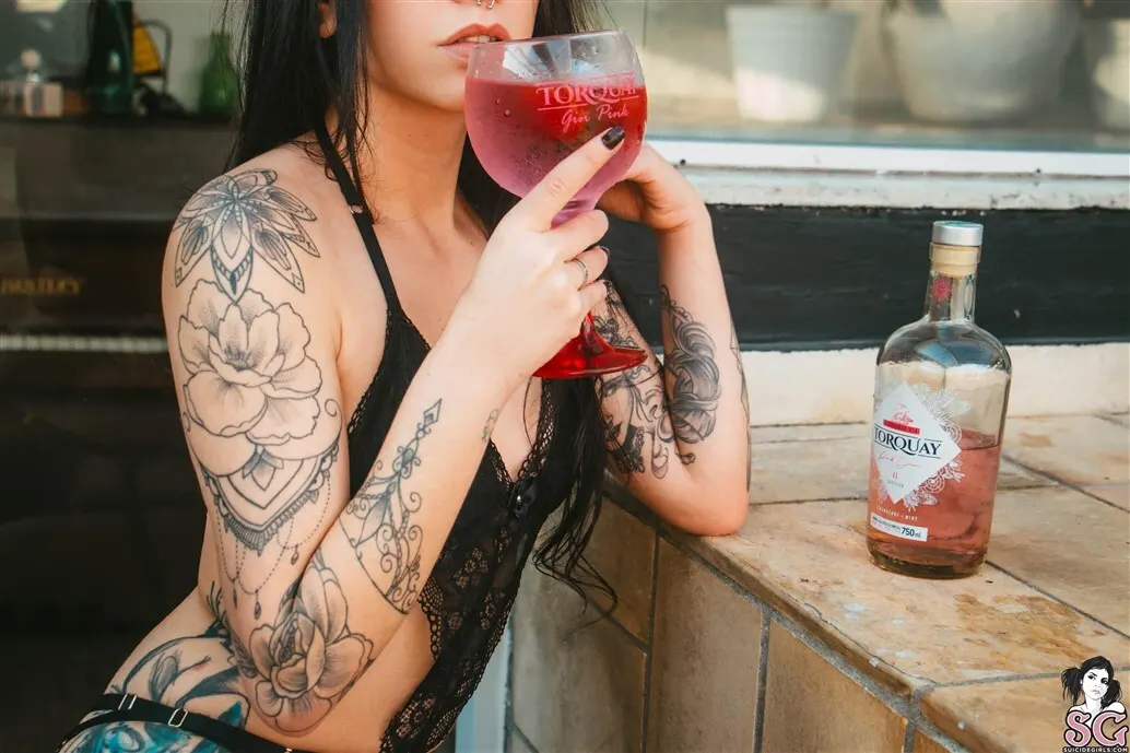 Janisvitti Suicide, Pretty woman