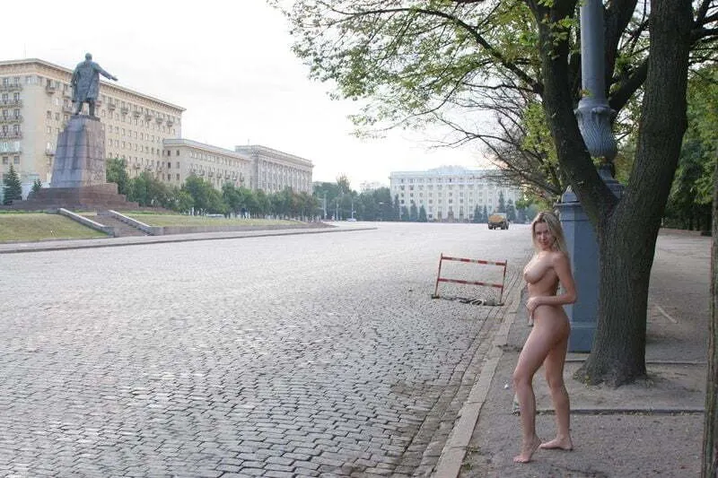 Ella a la mañana en la calle
