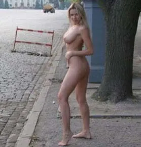 Ella a la mañana en la calle