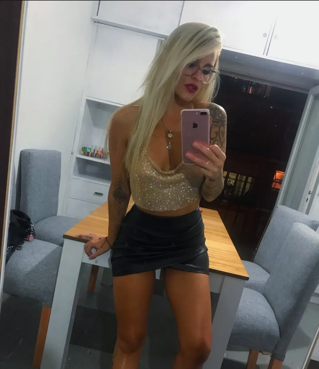 Se saca los lentes y te lustra el sable cómo una diosa. Mdq