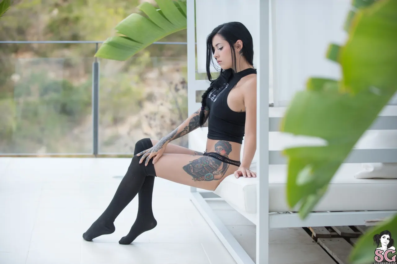 Coralinne Suicide - High And Dry
