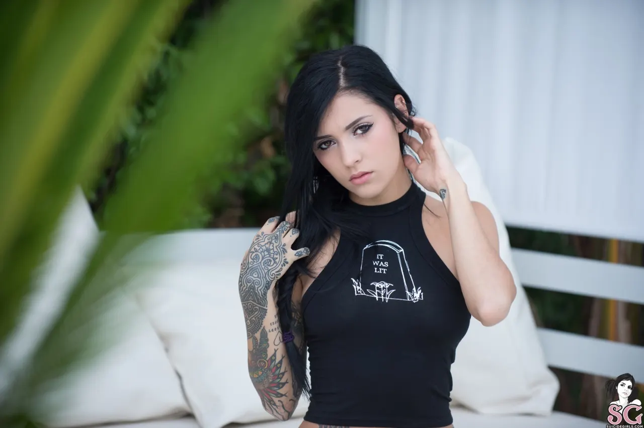 Coralinne Suicide - High And Dry