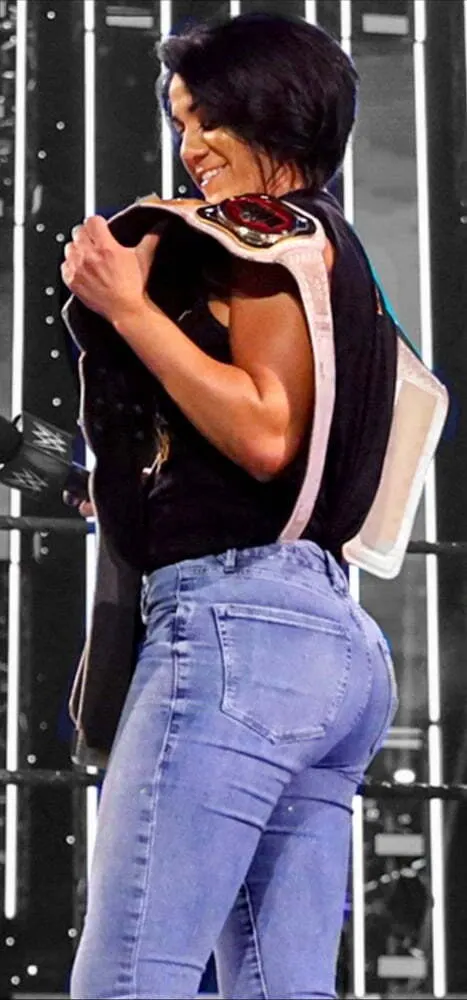 Wwe Bayley , super culona