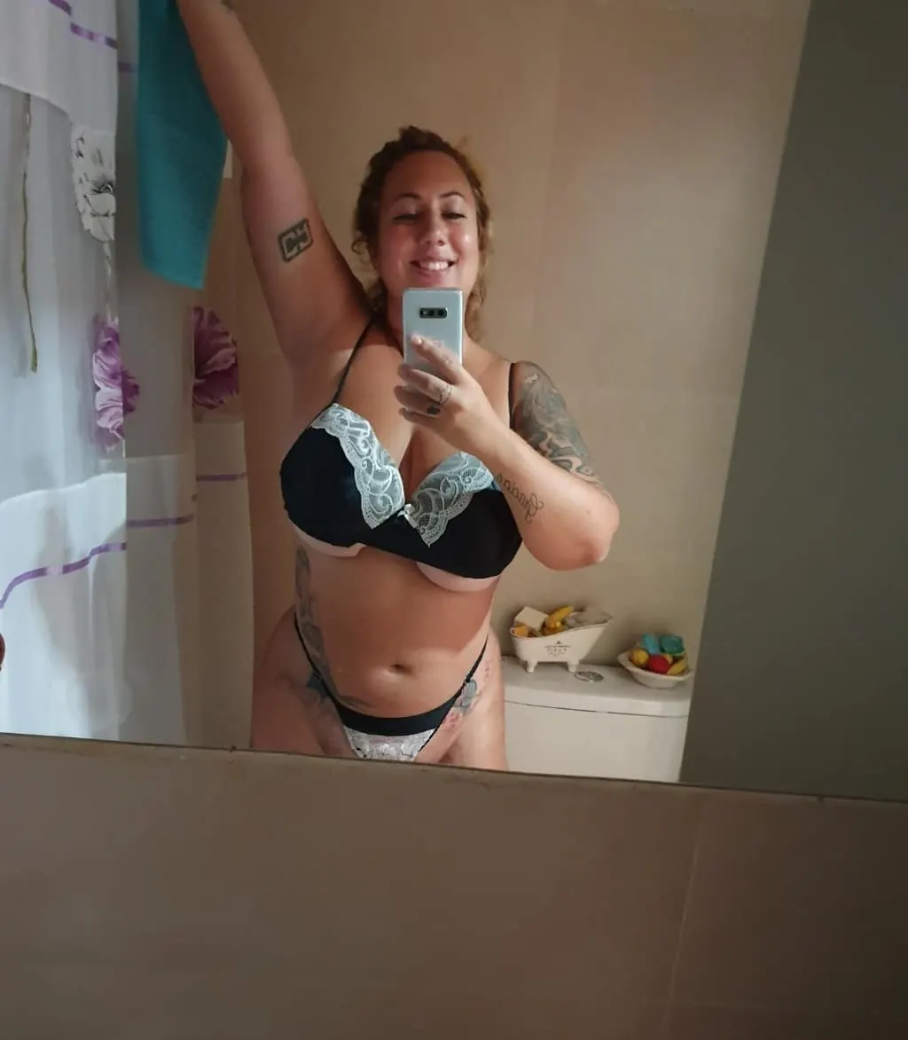 Rubia tetona y calienta pija.