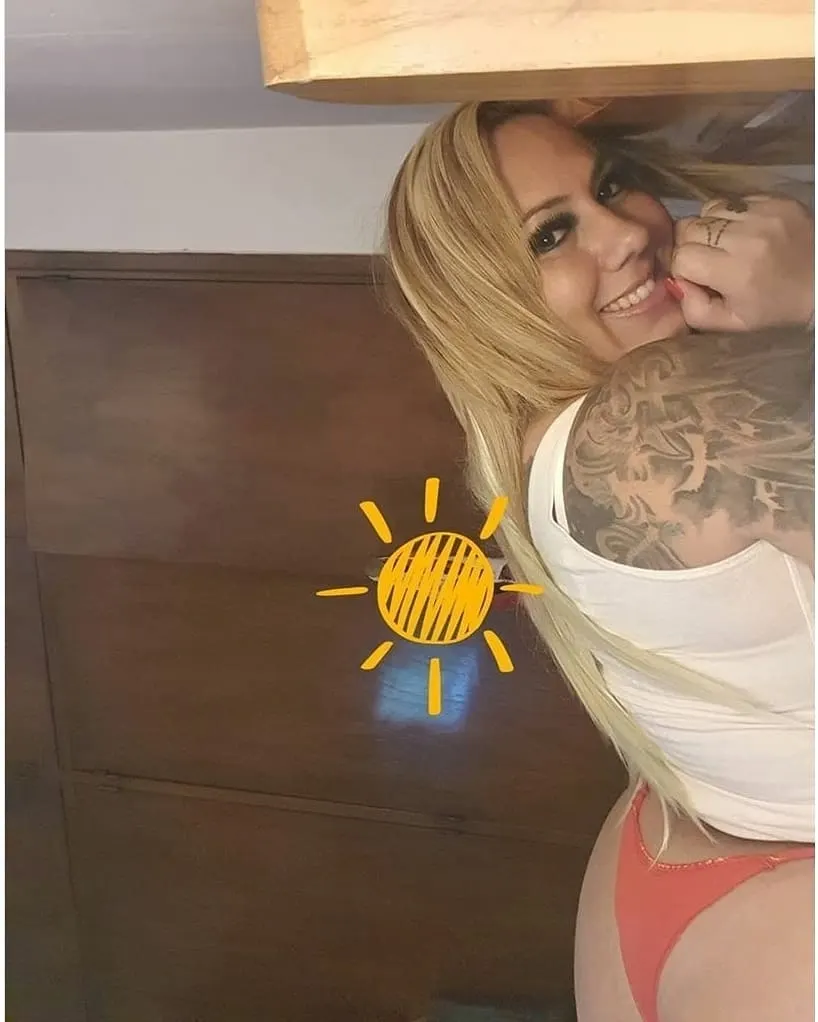 Rubia tetona y calienta pija.