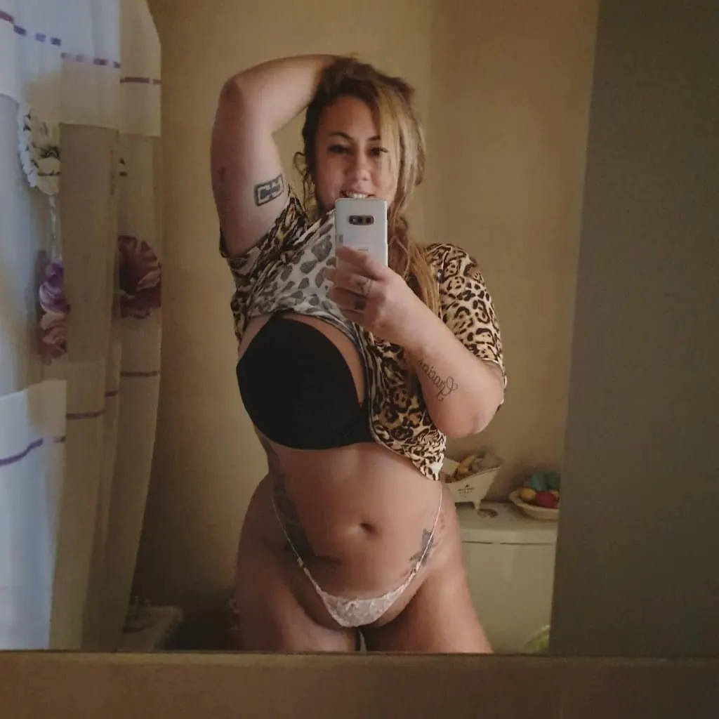 Rubia tetona y calienta pija.
