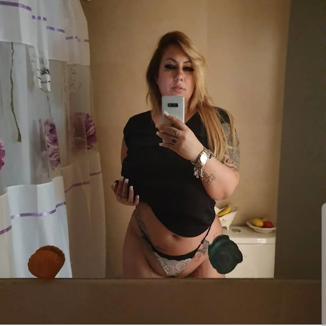 Rubia tetona y calienta pija.
