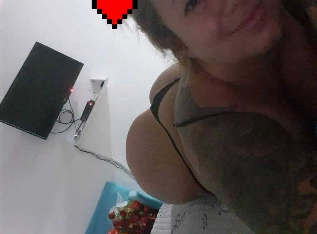 Rubia tetona y calienta pija.